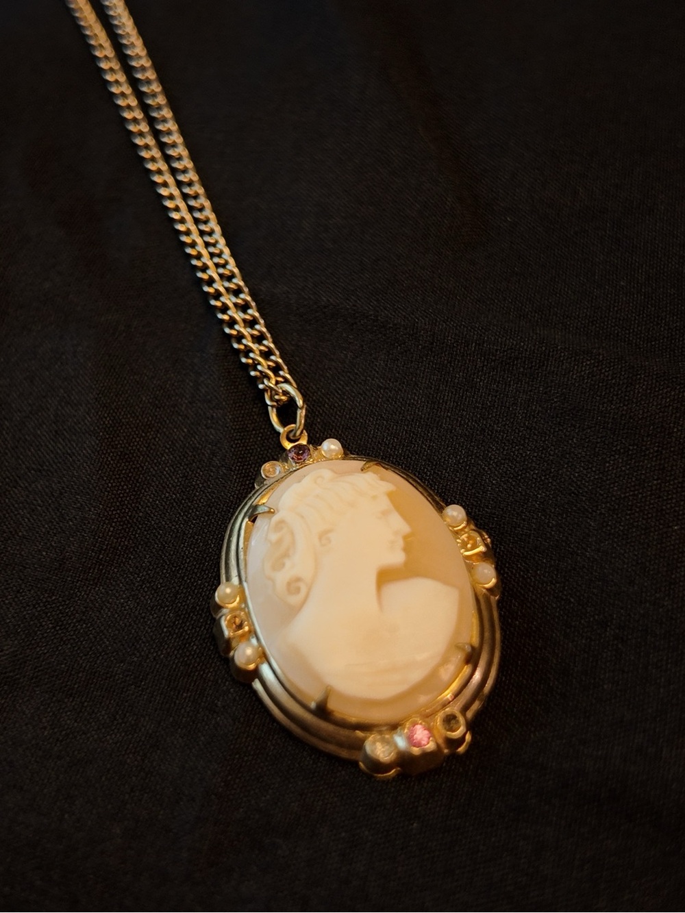Vintage Cameo Pendant Necklace